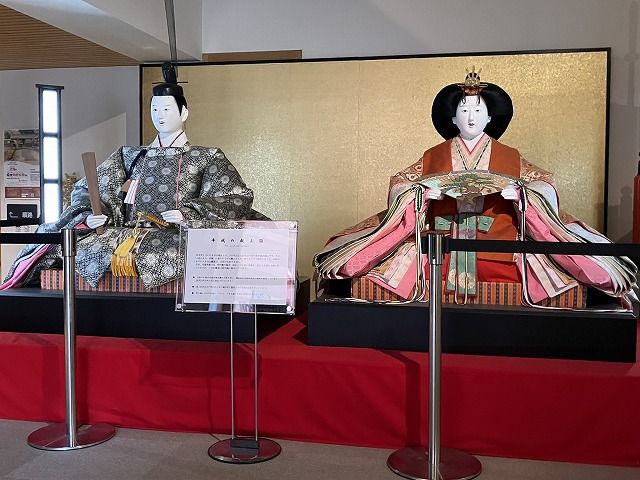 河北町紅花資料館「紅の館」等身大雛人形｜男雛は約115cm・女雛は約105cm｜八景園