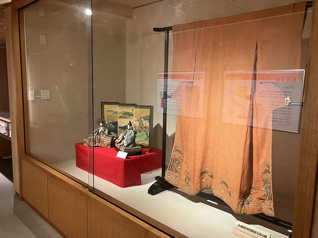河北町紅花資料館「紅の館」等身大雛人形｜男雛は約115cm・女雛は約105cm｜八景園