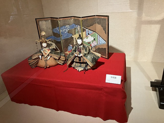 河北町紅花資料館「紅の館」等身大雛人形｜男雛は約115cm・女雛は約105cm｜八景園