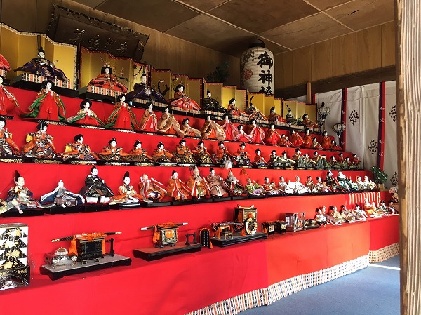 ひな人形 八坂神社社殿